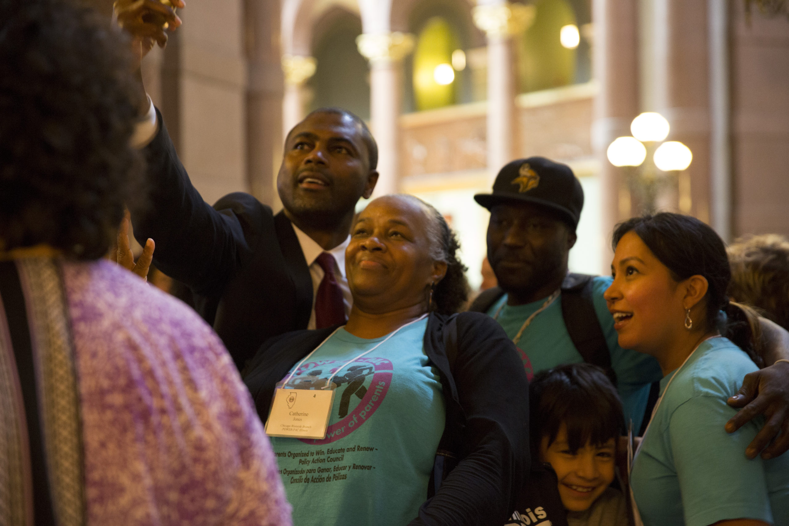 Los padres líderes posan para una selfie con un legislador en el Capitolio del Estado de Illinois
