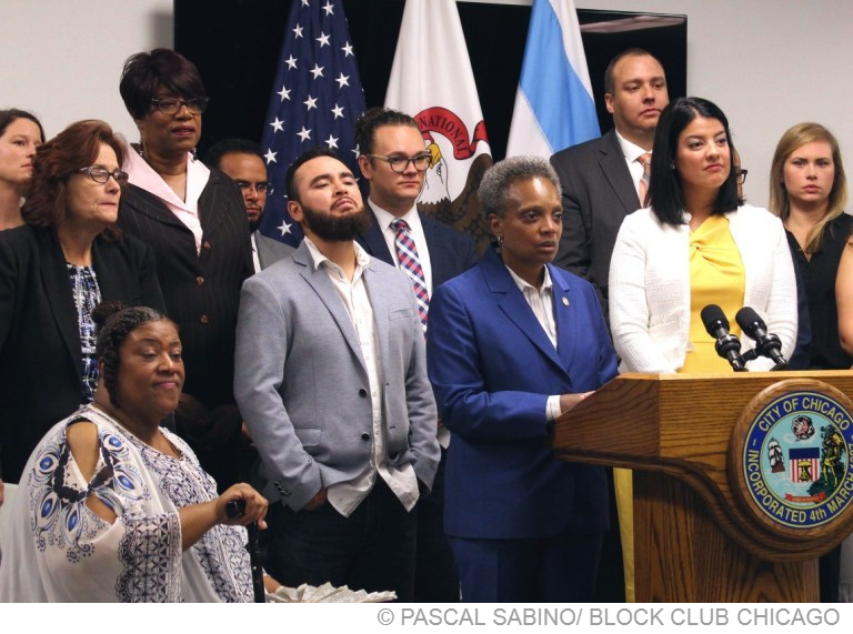 La alcaldesa de Chicago, Lori Lightfoot, da una conferencia de prensa junto a un grupo de tomadores de decisiones y defensores