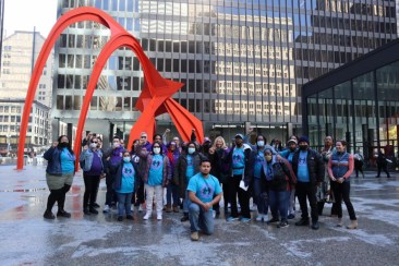Un gran grupo de personas en Federal Plaza en Chicago mostrando su apoyo a la legislación Build Back Better