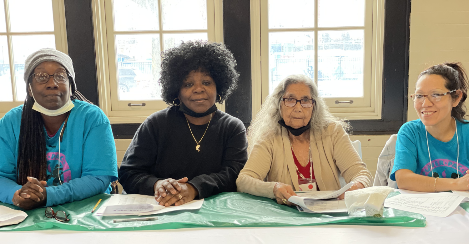 Cuatro mujeres se sientan juntas en una mesa para COFI/POWER-PAC IL
