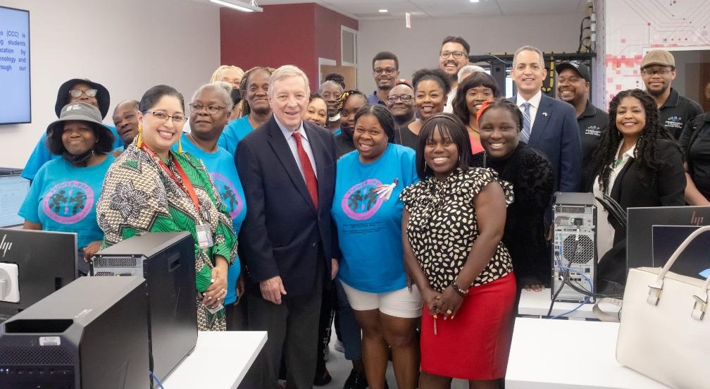 Illinois Senator Dick Durbin, City Colleges of Chicago officials, and POWER-PAC IL parents pose for a group picture.