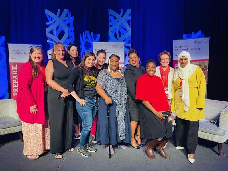 Una foto de grupo de 10 mujeres en la Conferencia Nacional de Escuelas Comunitarias y Participación Familiar en junio. 