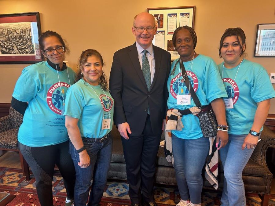 Cuatro mujeres se toman una foto con el presidente del Senado de Illinois, Don Harmon.