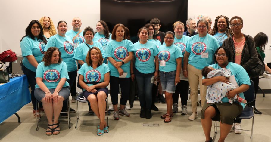 Una foto de grupo de aproximadamente 21 personas, incluidos padres líderes de Evanston y miembros de la comunidad.