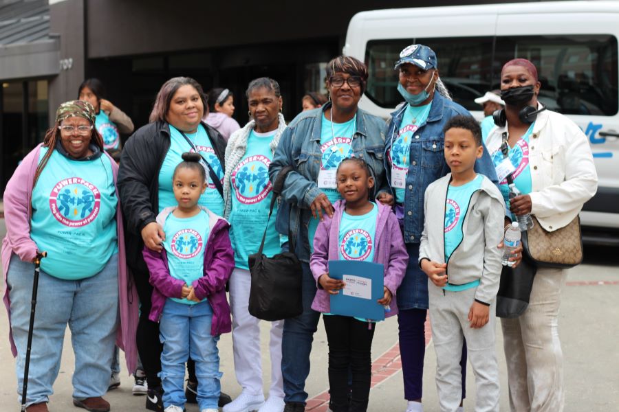 Una foto de grupo de seis adultos y tres niños.